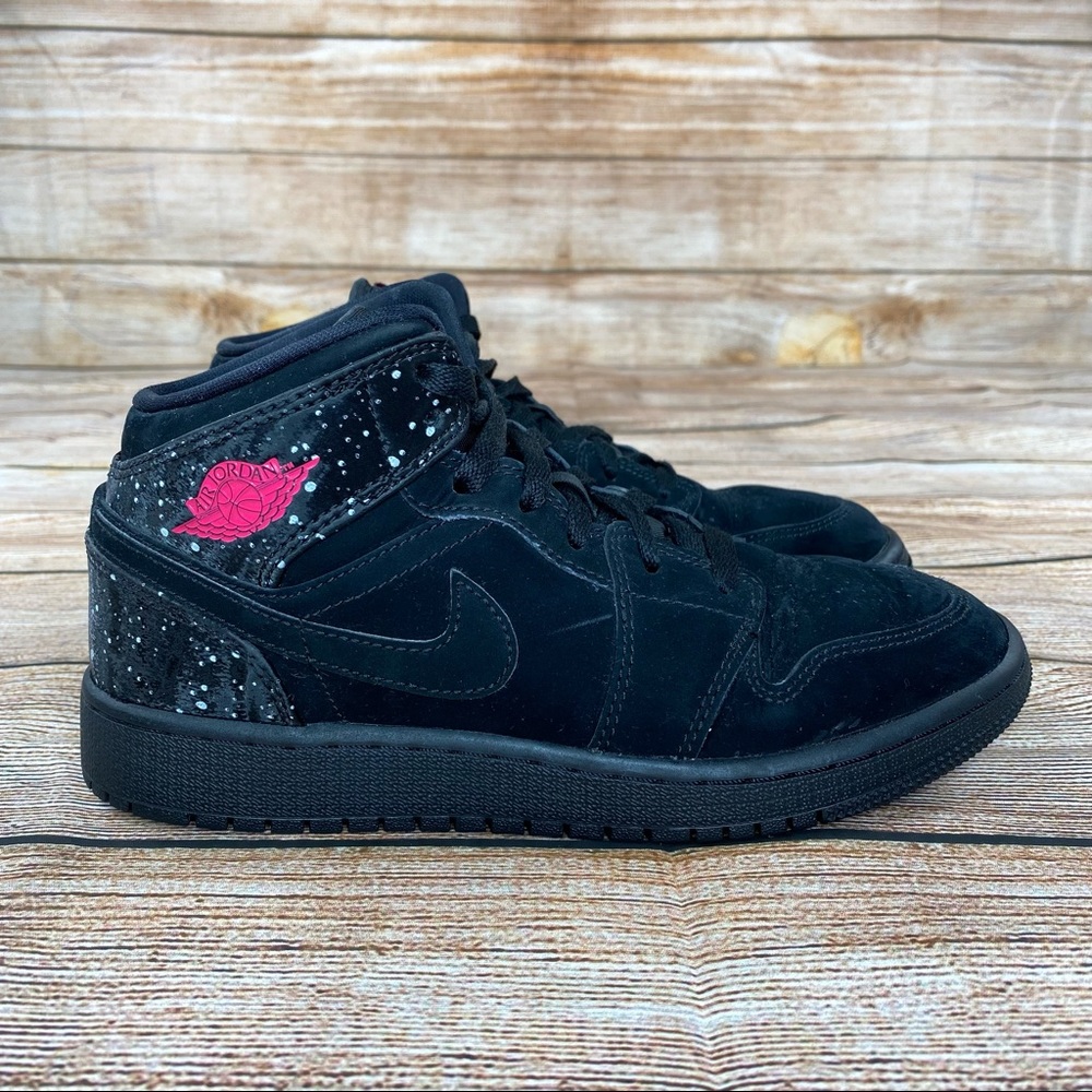 Nike Air Jordan 1 Mid Basketball Shoes Youth Size 5 Athletic 555112-001.